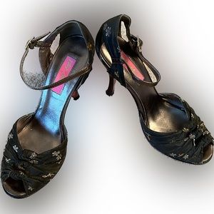 Betsy Johnson Ankle Strap open toe shoe- green with gold small flowers- sz 6 1/2